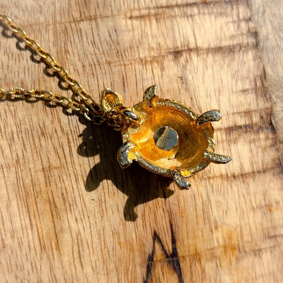 ✨VINTAGE✨ Gold plated sea turtle necklace. 18” chain with round clasp - Picture 3 of 5